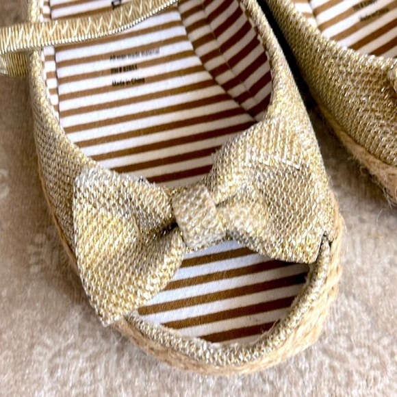 Brand New TenderToes Gold Tone Metallic Espadrilles Open Toe Bows Slip On Shoes - Picture 14 of 16